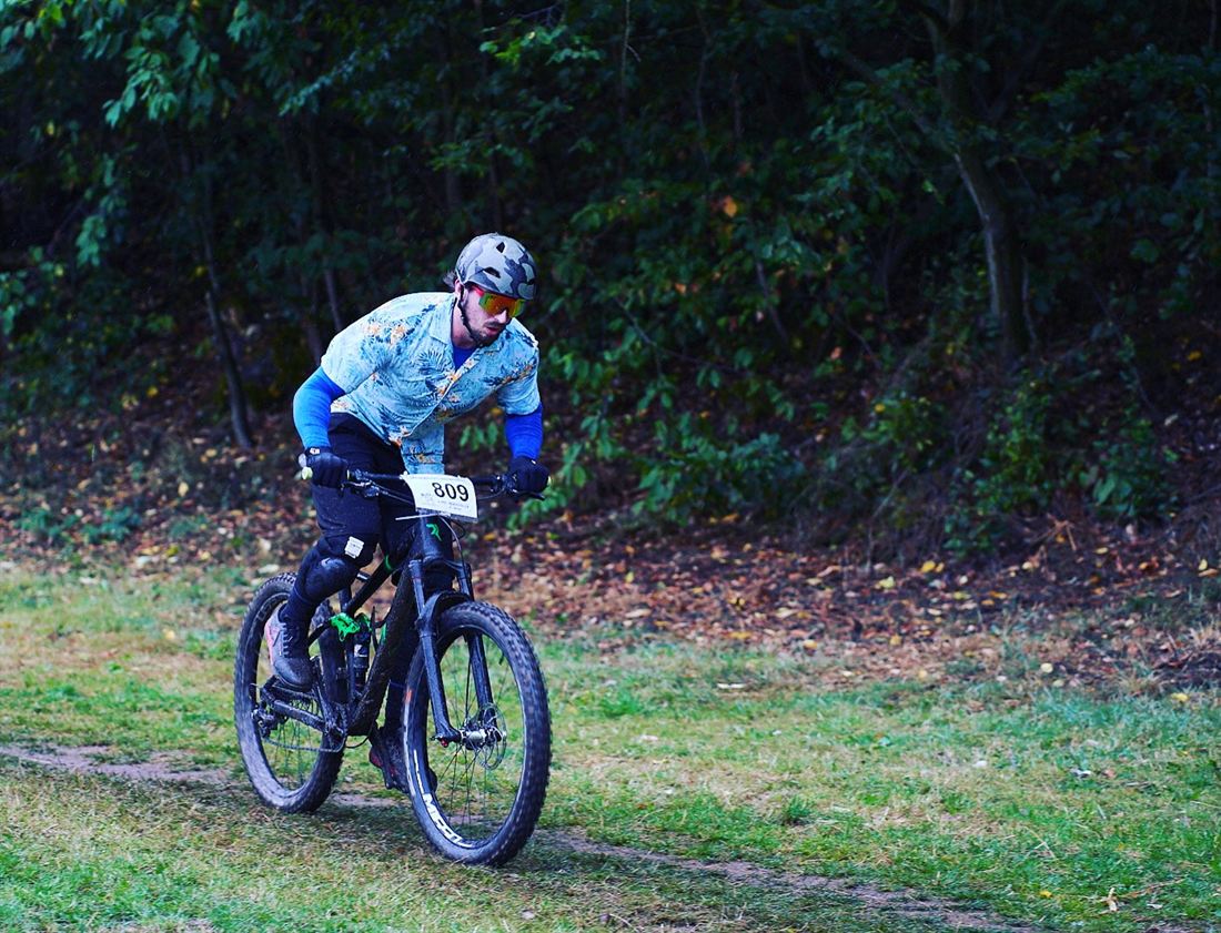 Marco auf dem Mountainbike bei einem Rennen