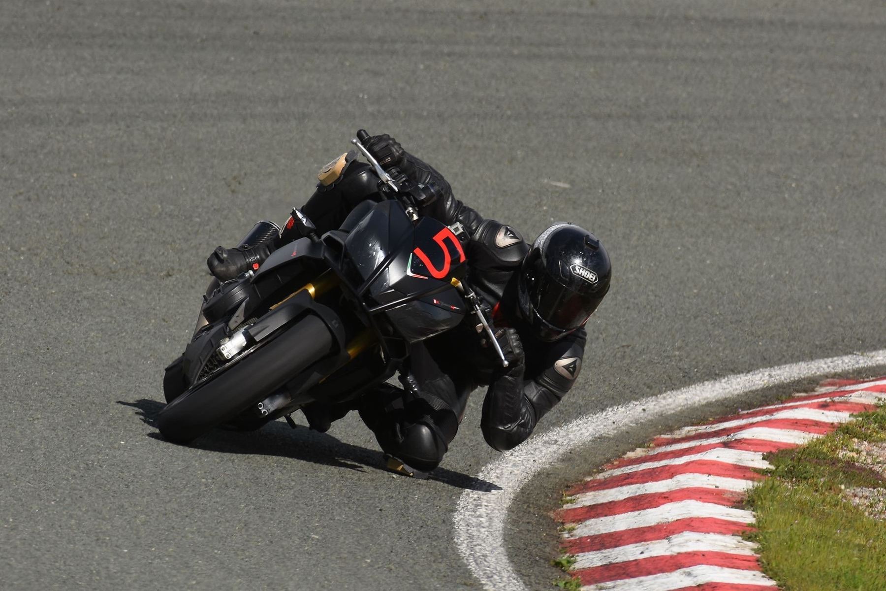 Marco auf dem Motorrad in Schräglage auf der Rennstrecke