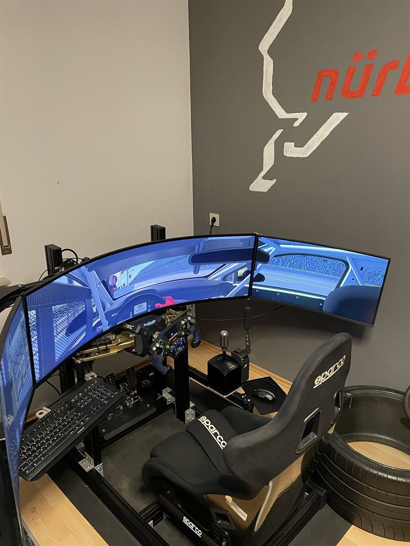 Simracing-Cockpit mit drei Monitoren